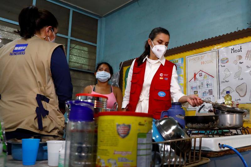 Doña Letizia ha visitado Honduras —destino elegido en 2015 para su primer viaje de cooperación con el exterior— durante dos días para entregar ayuda humanitaria española tras la devastación causada por las tormentas tropicales 'Eta' e 'Iota'. Fue la primera salida internacional que ha realizado la monarca desde que estallara la pandemia en marzo.