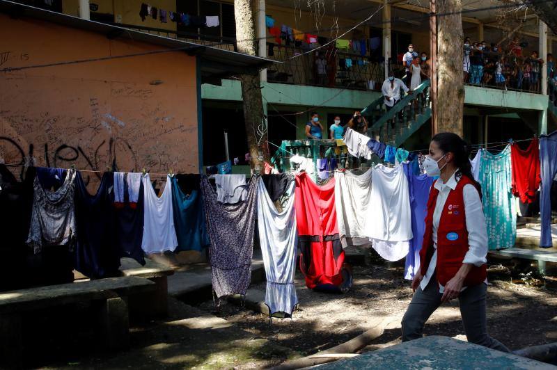 Doña Letizia ha visitado Honduras —destino elegido en 2015 para su primer viaje de cooperación con el exterior— durante dos días para entregar ayuda humanitaria española tras la devastación causada por las tormentas tropicales 'Eta' e 'Iota'. Fue la primera salida internacional que ha realizado la monarca desde que estallara la pandemia en marzo.