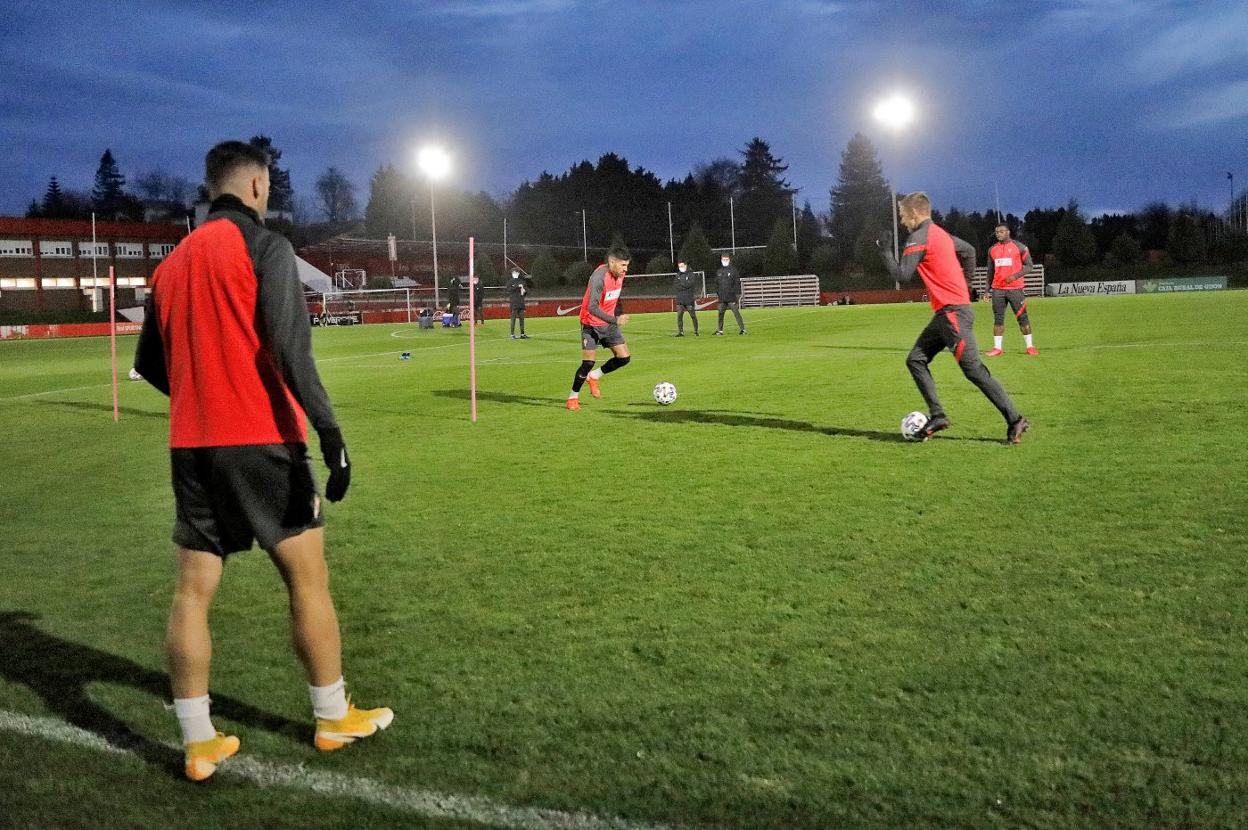 Álvaro, en primer término, con Carmona, Cumic y, al fondo, Neftali, durante la última sesión en Mareo.