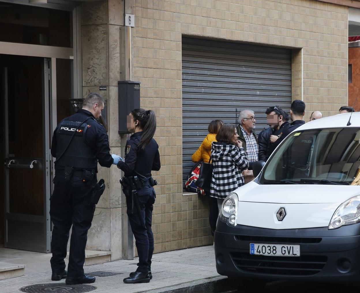 Policía y allegados, en el portal del piso de la víctima, en la calle Callao, tras el hallazgo del cadáver. 
