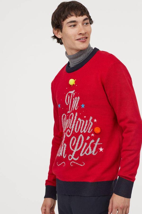 Jersey de punto en color rojo con bordado navideño de H&M (8,99 euros).