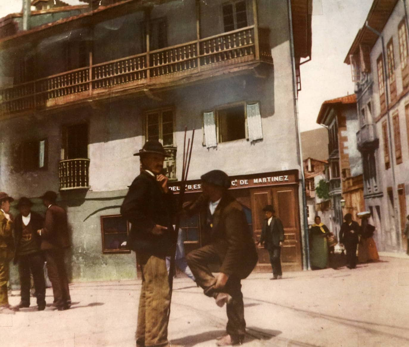 La sala SabadellHerrero acoge la exposición 'La ciudad despierta. Oviedo/Uviéu en la colección fotográfica del Muséu del Pueblu d'Asturias, 1858-1978', una muestra de 651 imágenes sobre la capital asturiana. La exposición, que puede visitarse hasta el 22 de enero, ha sido concebida como un homenaje a Francisco Quirós Linares (Zamora, 1933 - Oviedo, 2018), catedrático de Geografía de la Universidad de Oviedo, que fue pionero en otorgar a la fotografía un protagonismo básico como documento para el estudio de la evolución de las ciudades y del territorio de Asturias.