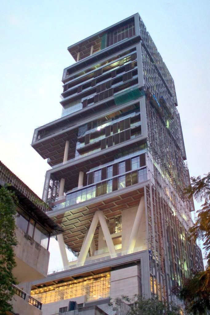 Mukesh Ambani, el hombre más rico de la India, es propietario de esta vivienda en Mumbai, en realidad todo un edificio, valorada en 950 millones de euros. Son 27 plantas conectadas entre sí con un helipuerto en el último piso. En ella trabajan 600 empleados.