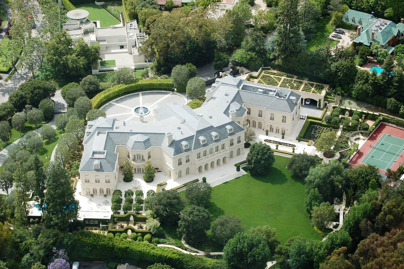 La residencia más grande de Los Angeles ha sido propiedad de Candy Spelling, viuda del productor Aaron Spelling, y de Petra Stunt, hija de Bernie Ecclestone. Cuesta 180 millones de dólares y ocupa 5.250 metros cuadrados. En su interior, desde una pista cubierta de patinaje a varias piscinas, tres cocinas, y un huerto privado. 