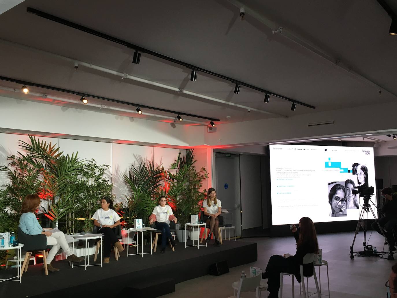 Malena Schmidt, estudiante de 2º de la ESO; Pastora Torrero, estudiante de 6º de Primaria; y Celia Moreno, estudiante de 2º del Grado de Lenguas Modernas, Cultura y Comunicación de la UAM han participado en el coloquio Habla el futuro: las niñas sin límites de Inspiring Girls, con la colaboración de Vocento. Ha sido moderado por Marta Pérez-Dorao. Presidenta de la Fundación Inspiring Girls