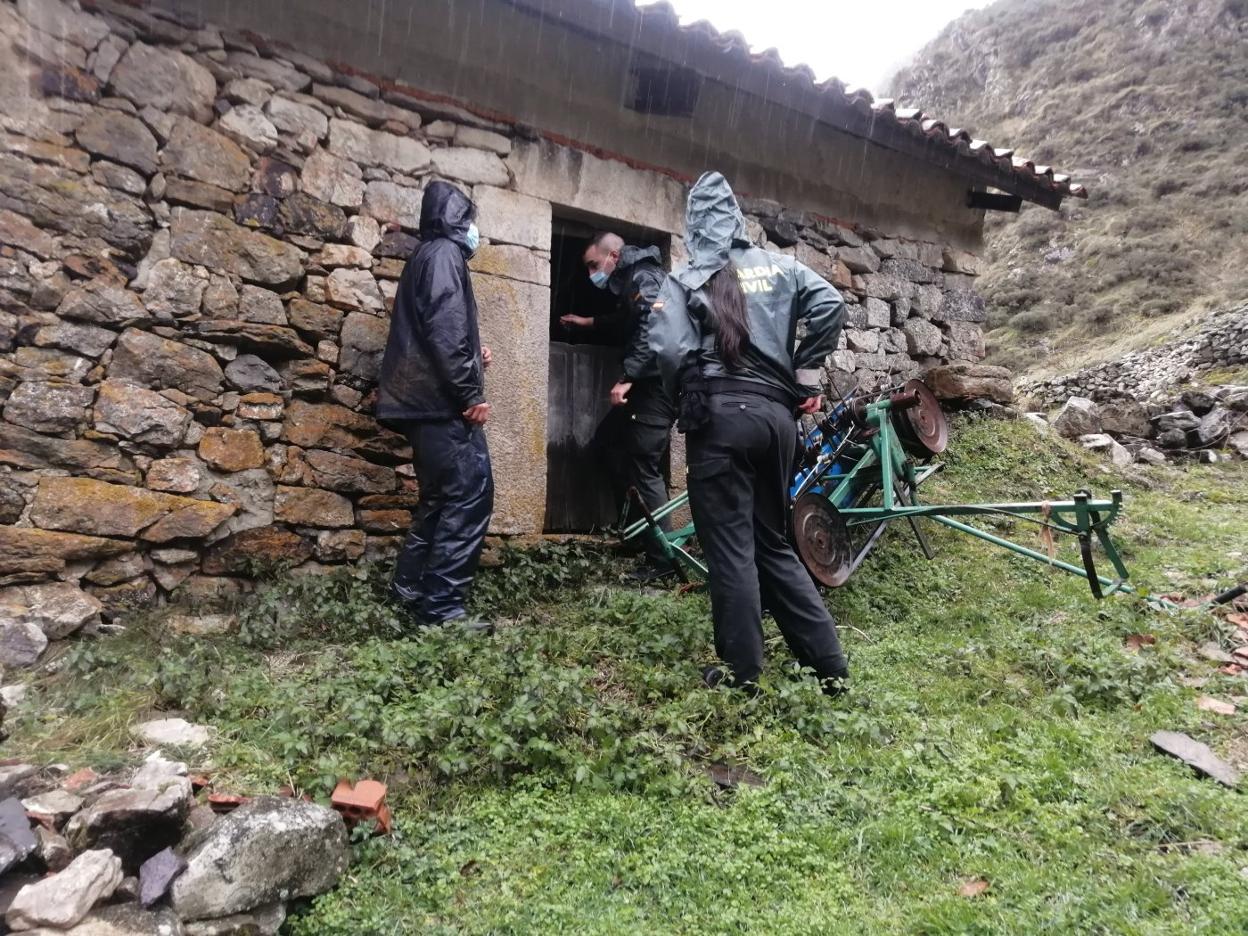 Agentes de la Guardia Civil revisan una cabaña en Perlunes, donde se perdió la pista del madrileño. 