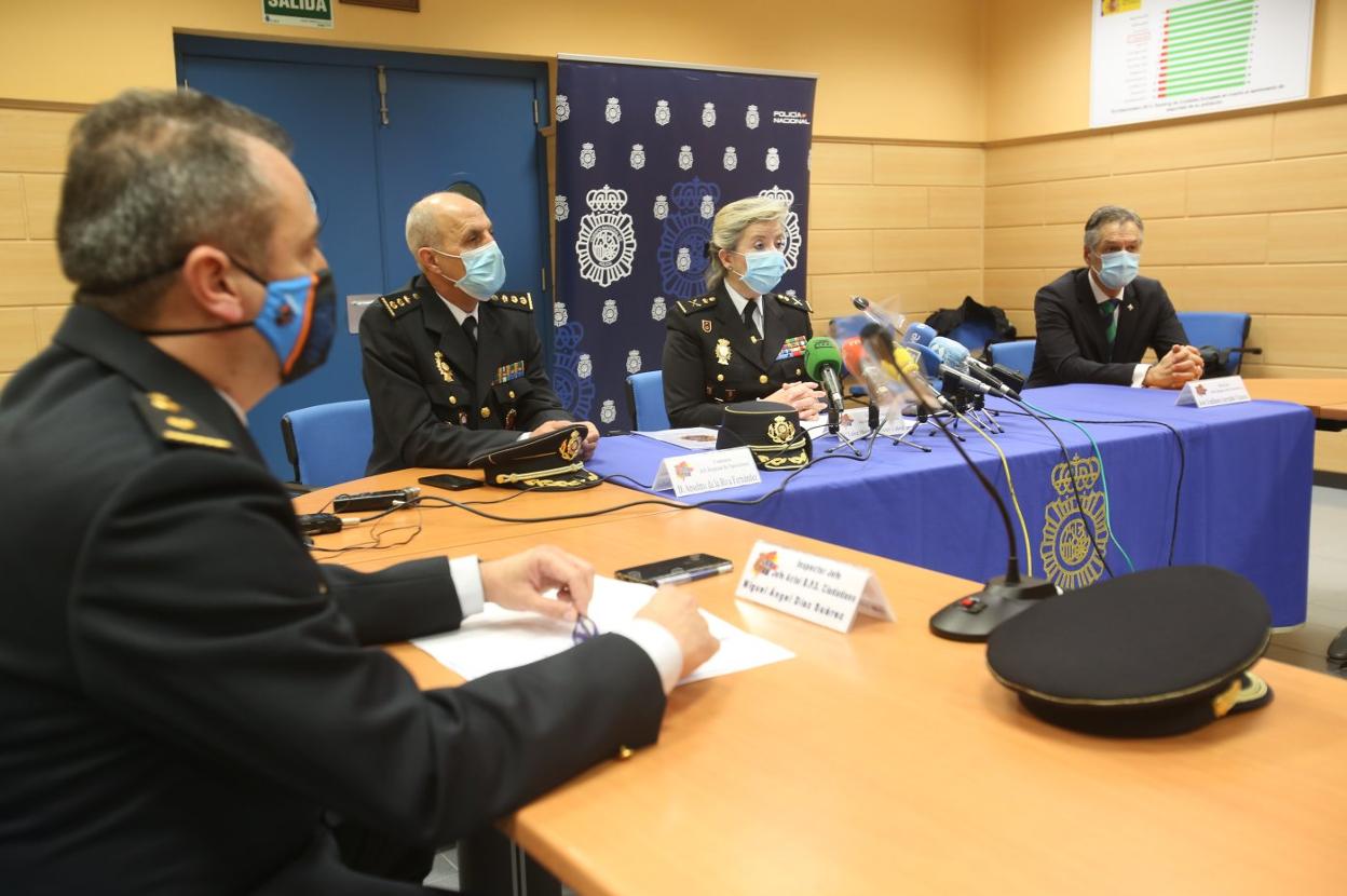 Miguel Ángel Díaz, jefe de la Brigada Provincial de Seguridad Ciudadana, con Anselmo de la Riva, jefe regional de Operaciones, y Luisa María Benvenuty, jefa superior de Policía de Asturias. 