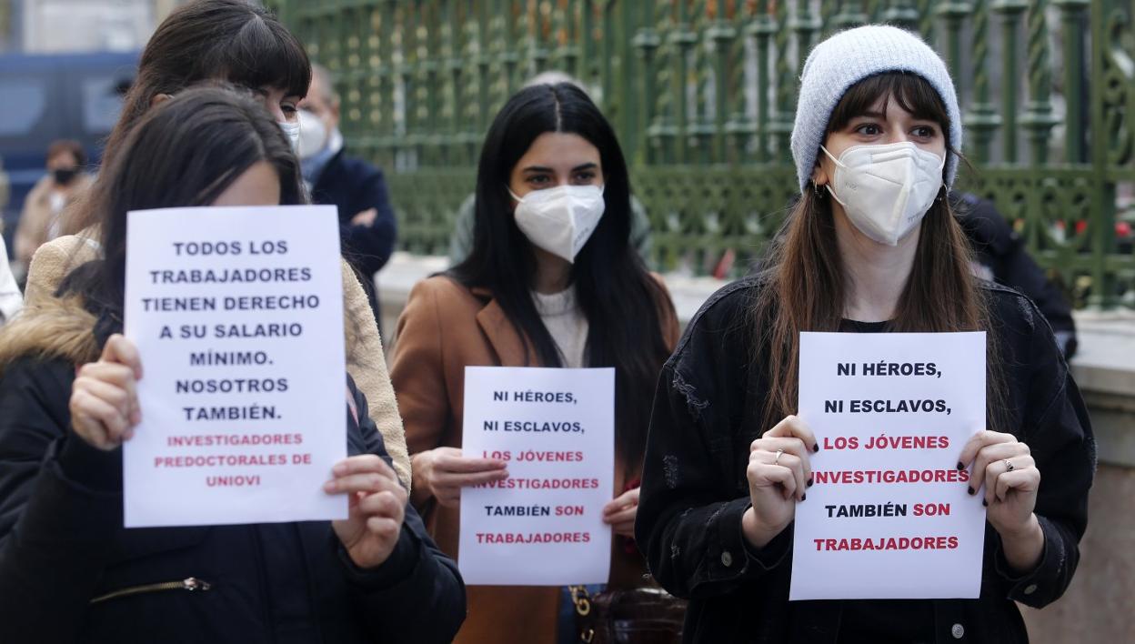 Jóvenes investigadores, en su concentración ante la Junta el martes. 