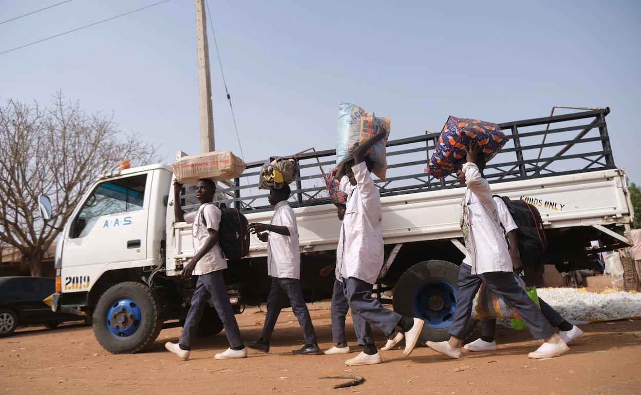 Estudiantes internos regresan a sus casa en Nigeria tras el cierre de los colegios.