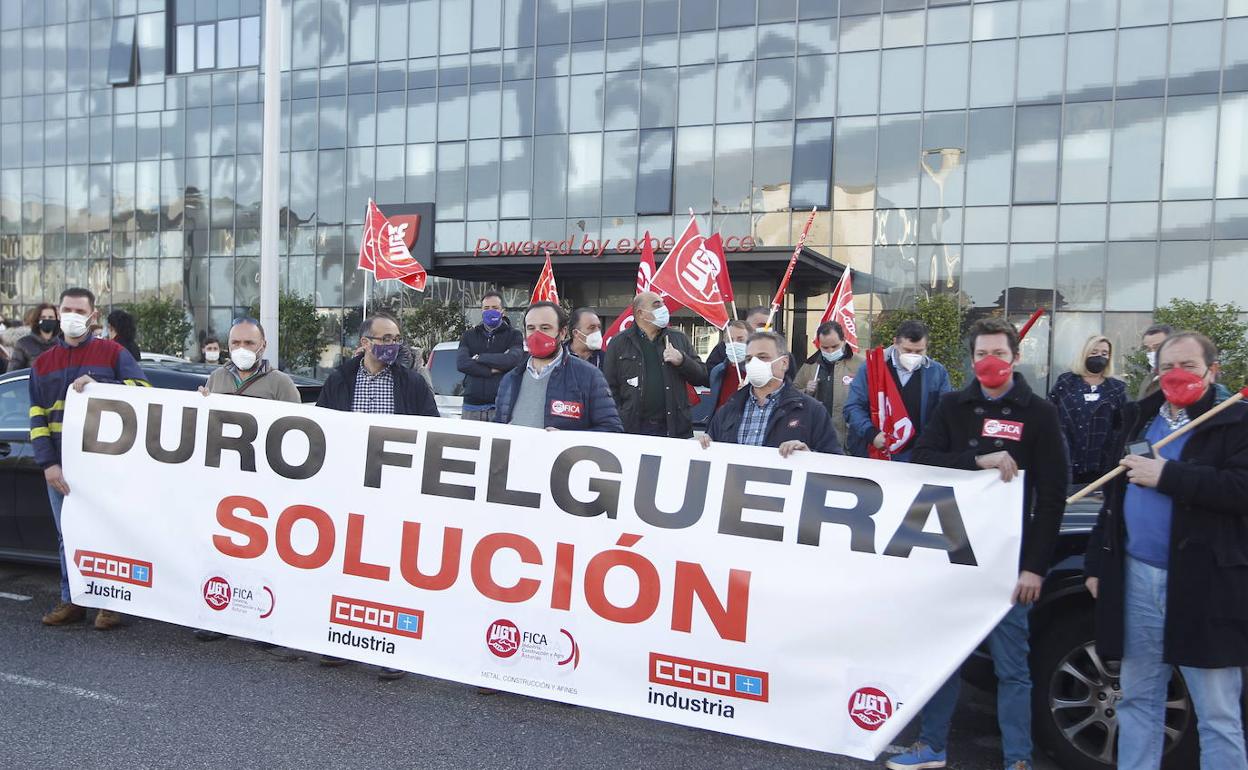 Trabajadores de Duro Felguera, en la concentración de este jueves ante la sede de la ingeniería, en el Parque Científico y Tecnológico de Gijón