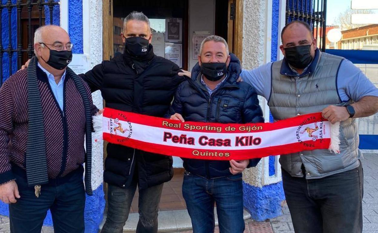 De izquierda a derecha, Abel Buznego, Javi Calleja, y Rodrigo Buznego y 'Pipo', de la peña Casa Kilo