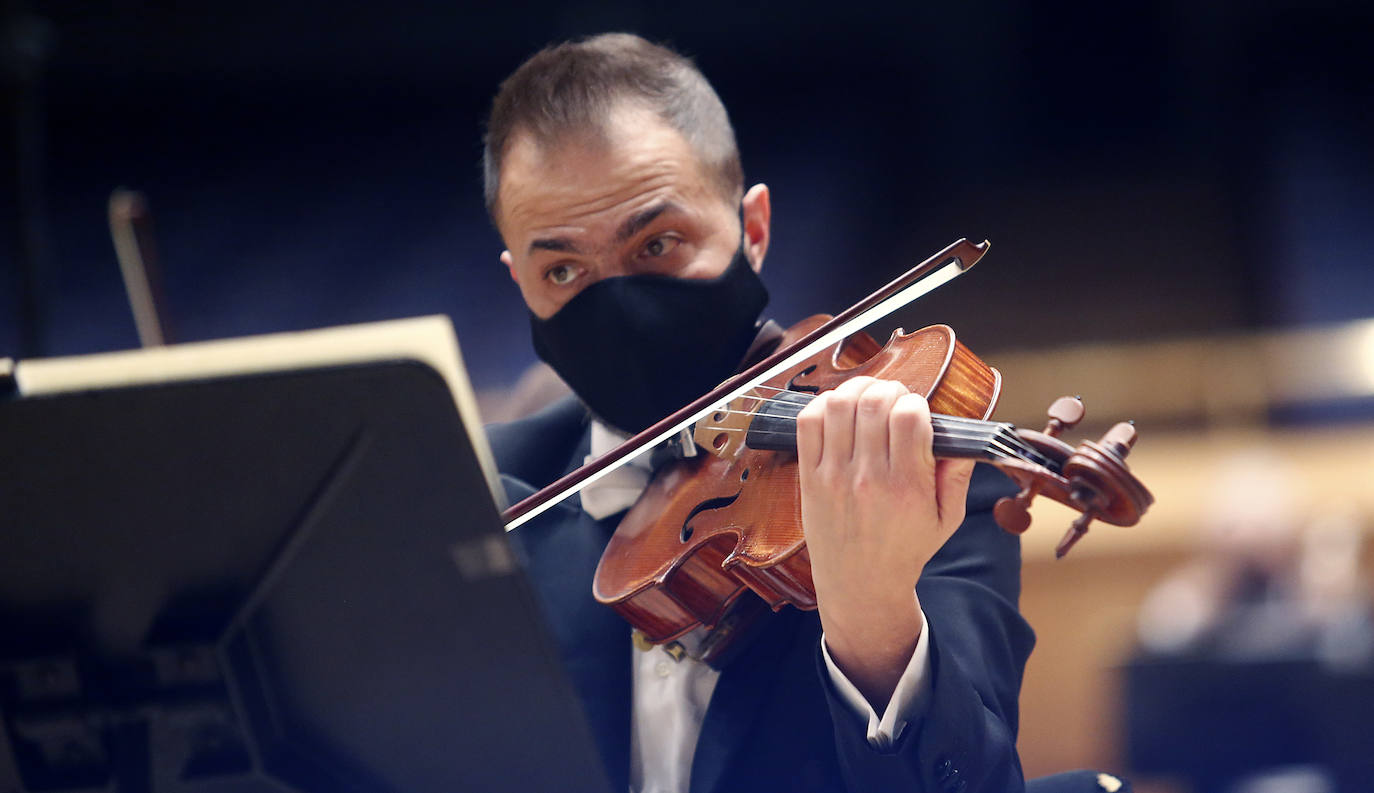 La orquesta despide el año en Oviedo con un brillante y divertido concierto de Navidad.