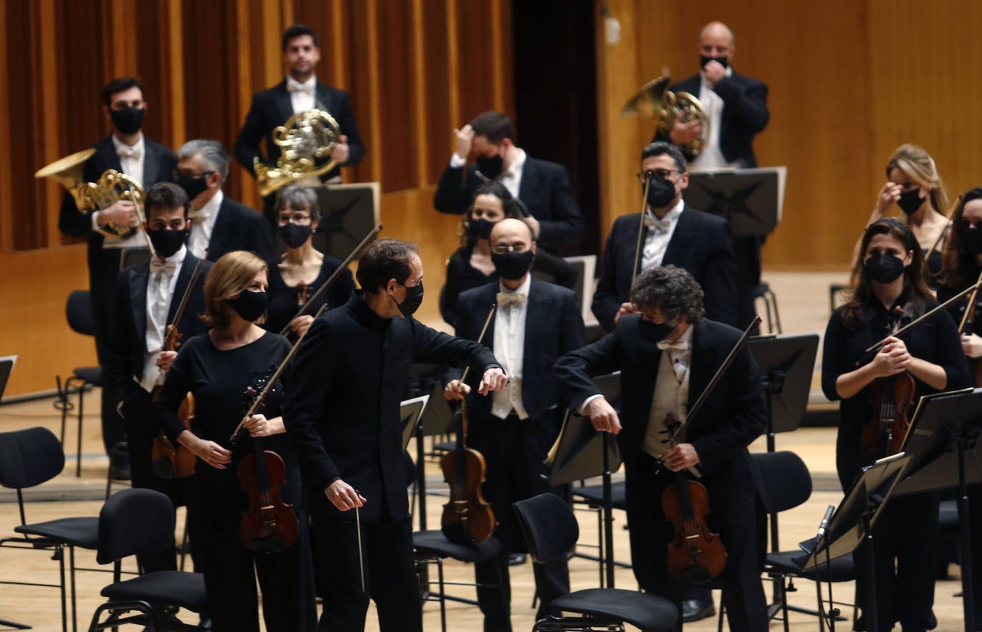 La orquesta despide el año en Oviedo con un brillante y divertido concierto de Navidad.