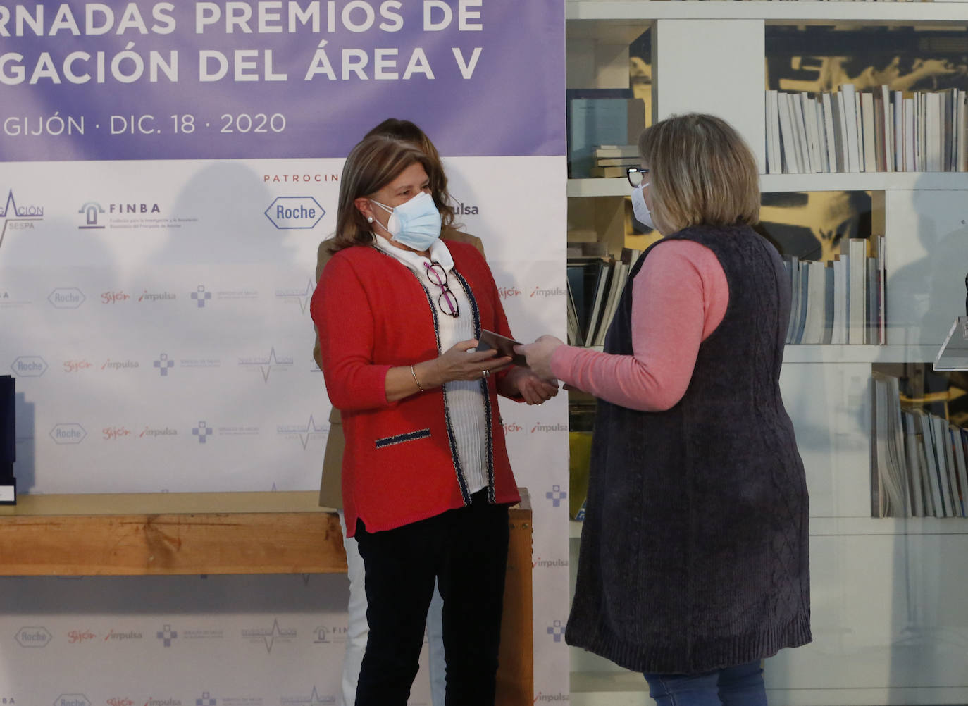 El área sanitaria de Gijón ha galardonado este viernes cinco trabajos relacionados con la medicina y la enfermería con los Premios de Innovación e Investigación 2020, a los que aspiraban 15 candidaturas en su trigésima edición. El primer premio de la categoría de medicina ha recaído en el trabajo 'Síntomas de tramo urinario inferior y síndrome de apnea obstructiva del sueño: evolución urodinámica antes y después de un año de tratamiento con presión continua positiva de la vía aérea'. El accésit ha sido para el estudio 'Abdominopexia Laparoscópica'. En la división de enfermería, el ganador ha sido 'Estudio en imagen en espejo de ingresos hospitalarios de personas con esquizofrenia grave en un programa comunitario de gestión de casos'. 'Presencia de sedentarismo en población de riesgo cardiovascular' ha sido premiado con el accésit en esta división. Por último, 'Fototerapia UVB de banda estrecha en población pediátrica' ha sido galardonado con el premio a la excelencia. 