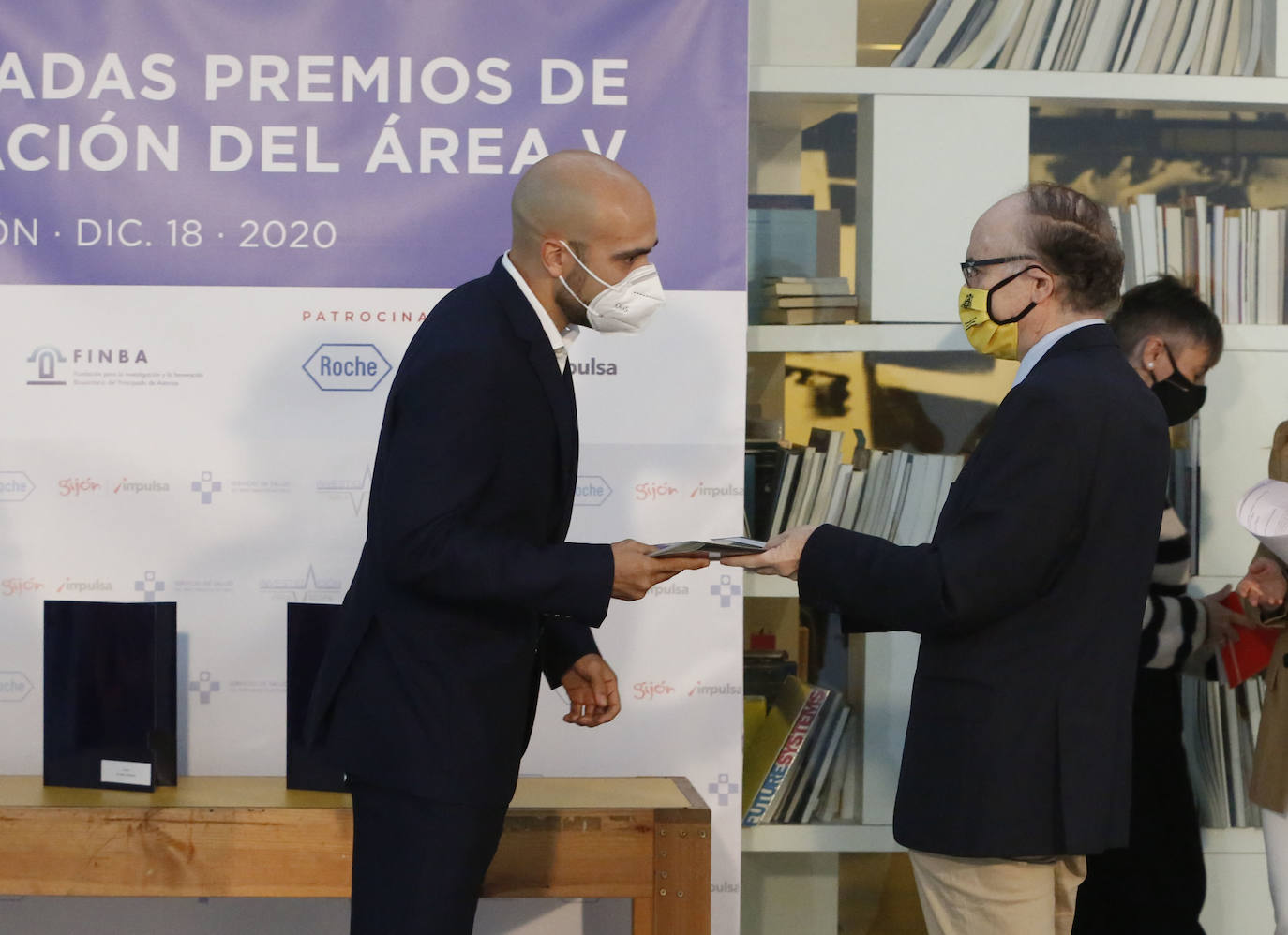 El área sanitaria de Gijón ha galardonado este viernes cinco trabajos relacionados con la medicina y la enfermería con los Premios de Innovación e Investigación 2020, a los que aspiraban 15 candidaturas en su trigésima edición. El primer premio de la categoría de medicina ha recaído en el trabajo 'Síntomas de tramo urinario inferior y síndrome de apnea obstructiva del sueño: evolución urodinámica antes y después de un año de tratamiento con presión continua positiva de la vía aérea'. El accésit ha sido para el estudio 'Abdominopexia Laparoscópica'. En la división de enfermería, el ganador ha sido 'Estudio en imagen en espejo de ingresos hospitalarios de personas con esquizofrenia grave en un programa comunitario de gestión de casos'. 'Presencia de sedentarismo en población de riesgo cardiovascular' ha sido premiado con el accésit en esta división. Por último, 'Fototerapia UVB de banda estrecha en población pediátrica' ha sido galardonado con el premio a la excelencia. 