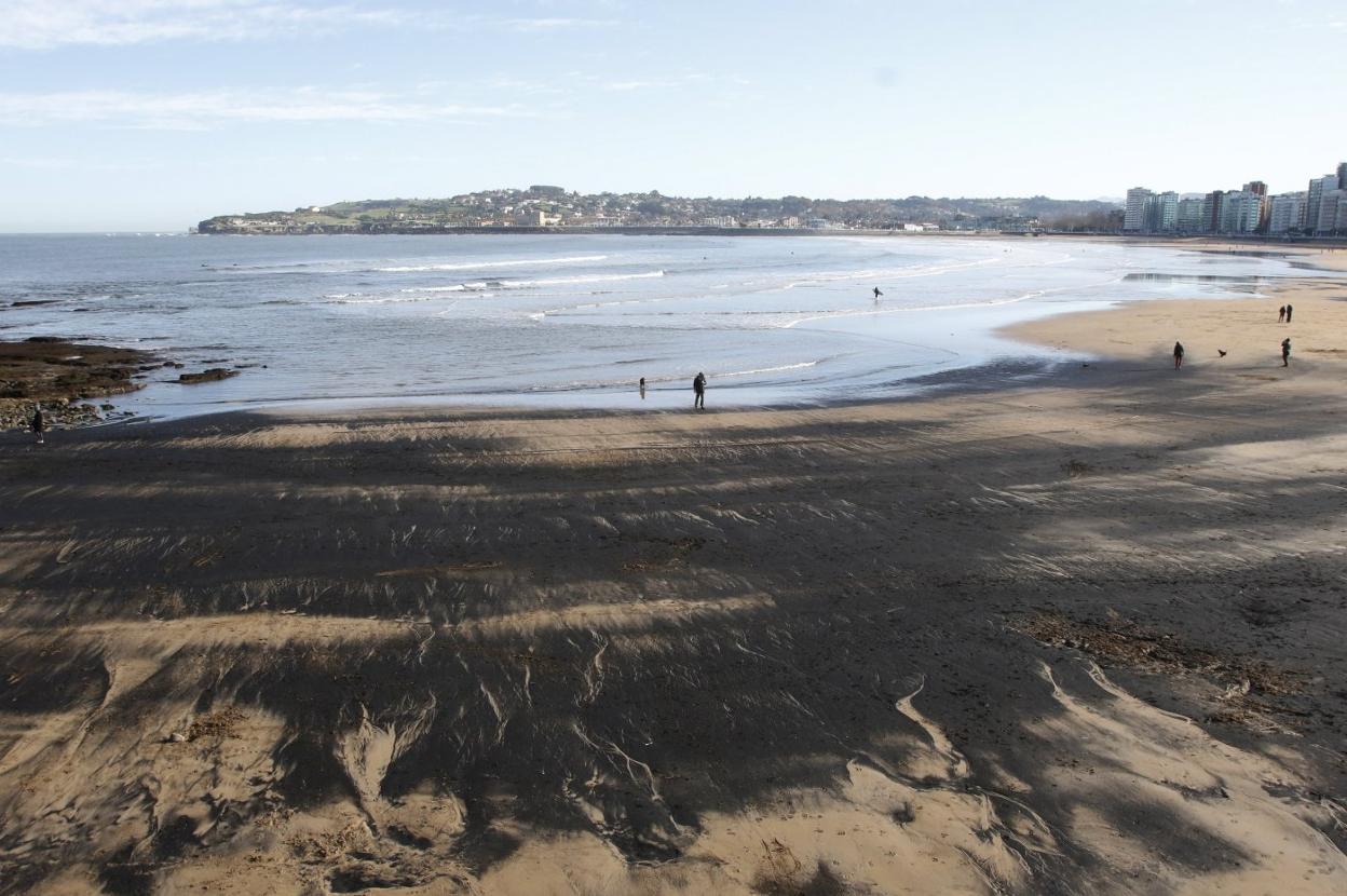 El carbón tiznaba la playa en el lado próximo a la iglesia de San Pedro en la mañana en la que se presentó el estudio sobre su origen. 