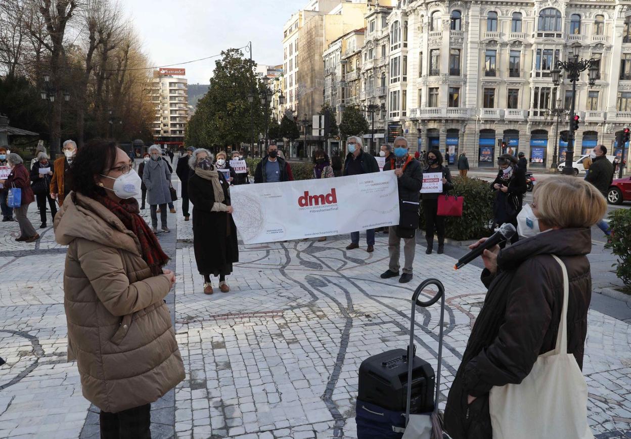 La concentración de DMD a favor de la ley organizada ayer en Oviedo, con Fernanda del Castillo en primer término a la izquierda. 