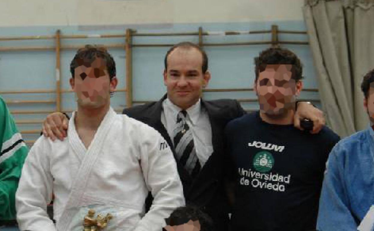 Alfonso Martinez, en el centro de traje, con sus compañeros del equipo de judo de la Universidad de Oviedo 