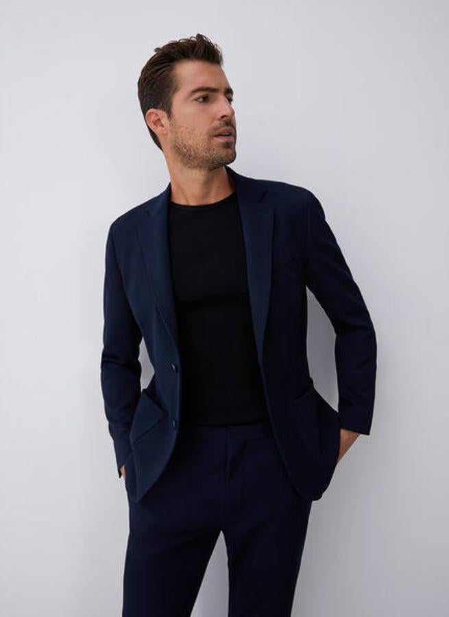 Blazer twill con textura de Adolfo Domínguez (239 euros).