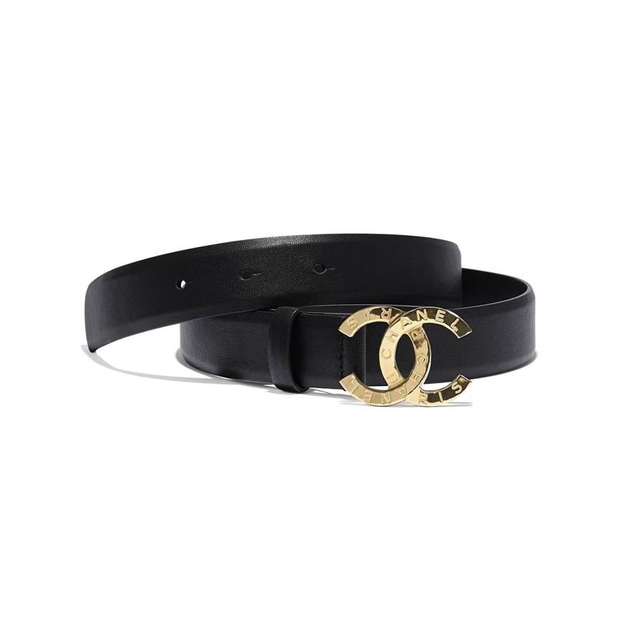 Cinturón de piel negro de Chanel (690 euros).