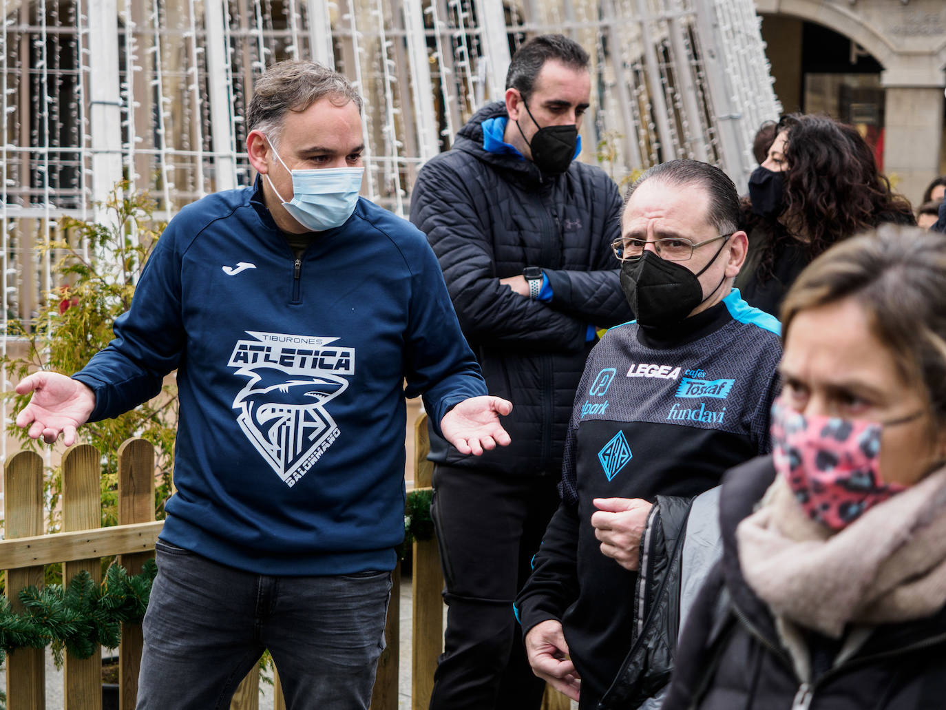 Deportistas y técnicos salen a la calle en Gijón, Oviedo, Avilés, Langreo y Llanes y piden que los jóvenes puedan competir.