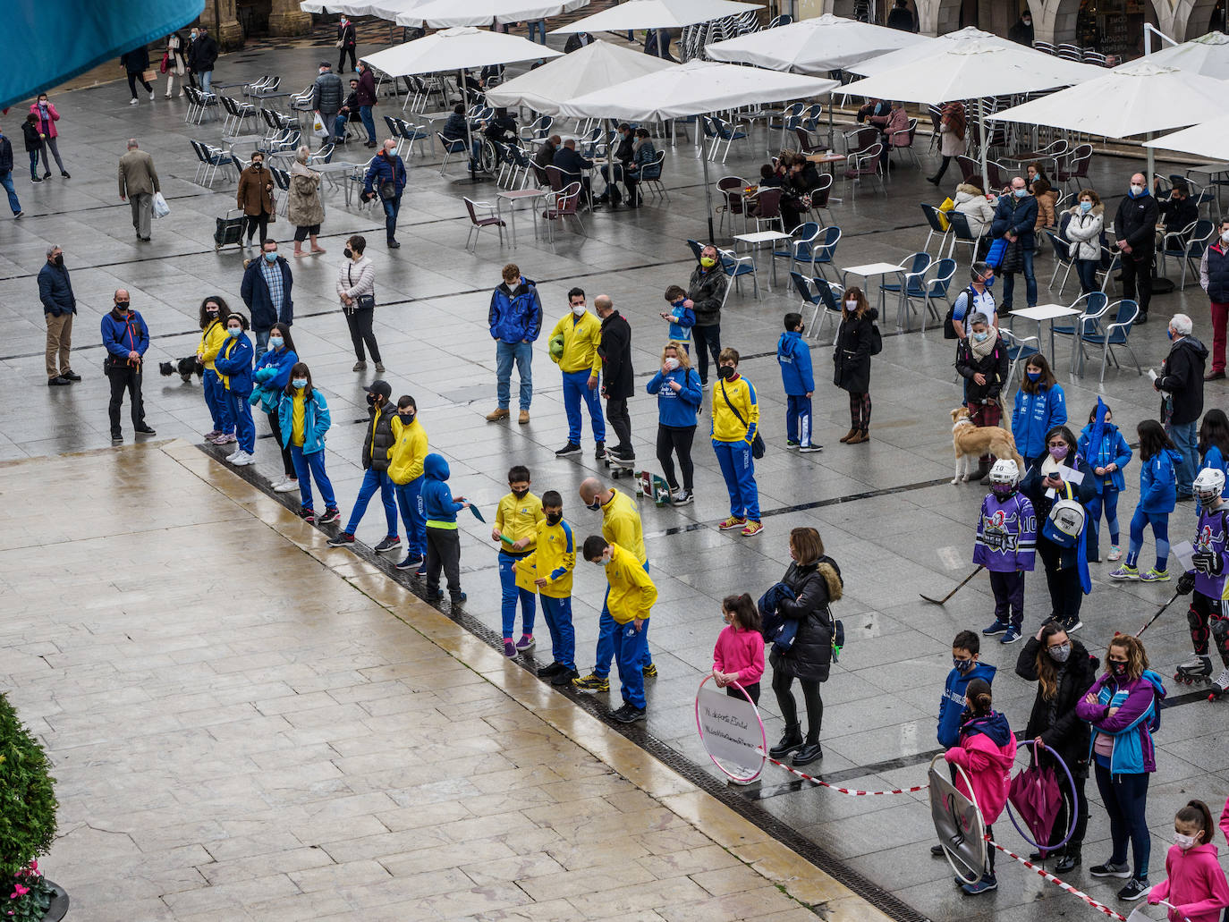 Deportistas y técnicos salen a la calle en Gijón, Oviedo, Avilés, Langreo y Llanes y piden que los jóvenes puedan competir.