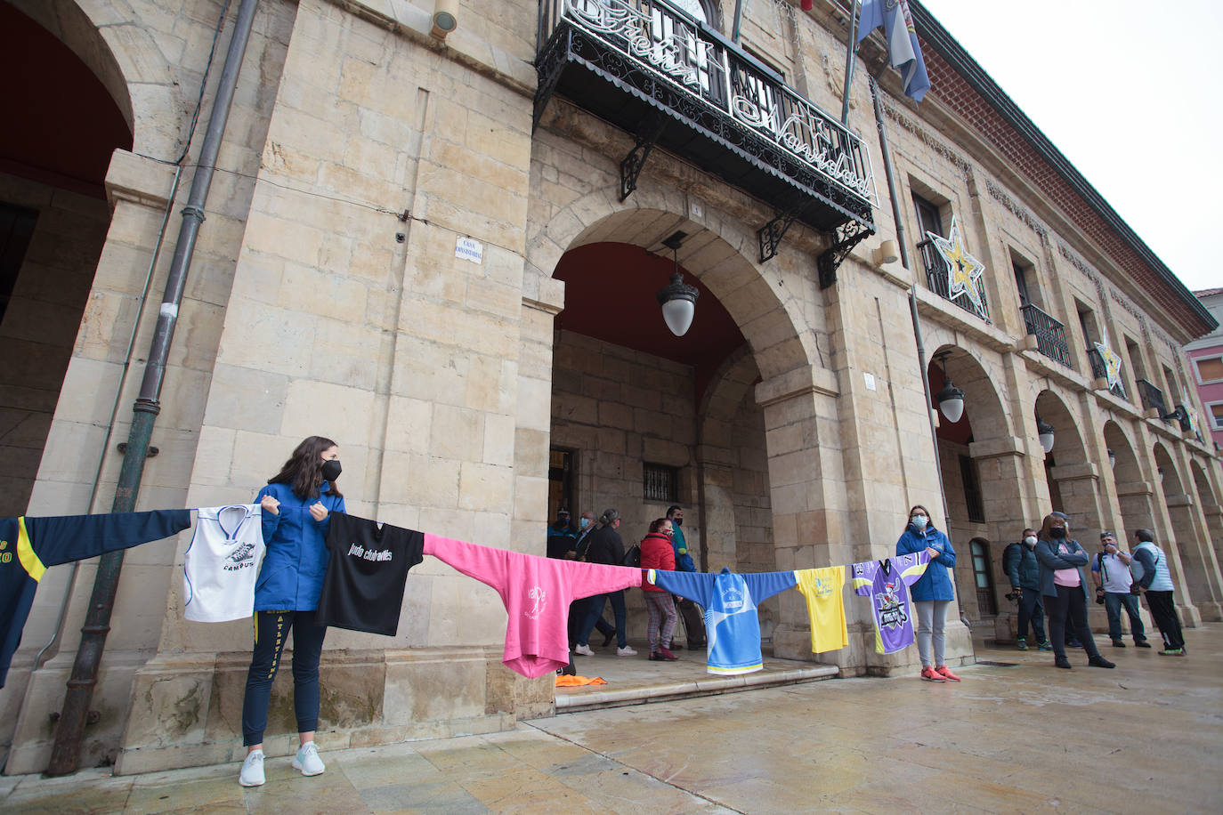 Deportistas y técnicos salen a la calle en Gijón, Oviedo, Avilés, Langreo y Llanes y piden que los jóvenes puedan competir.