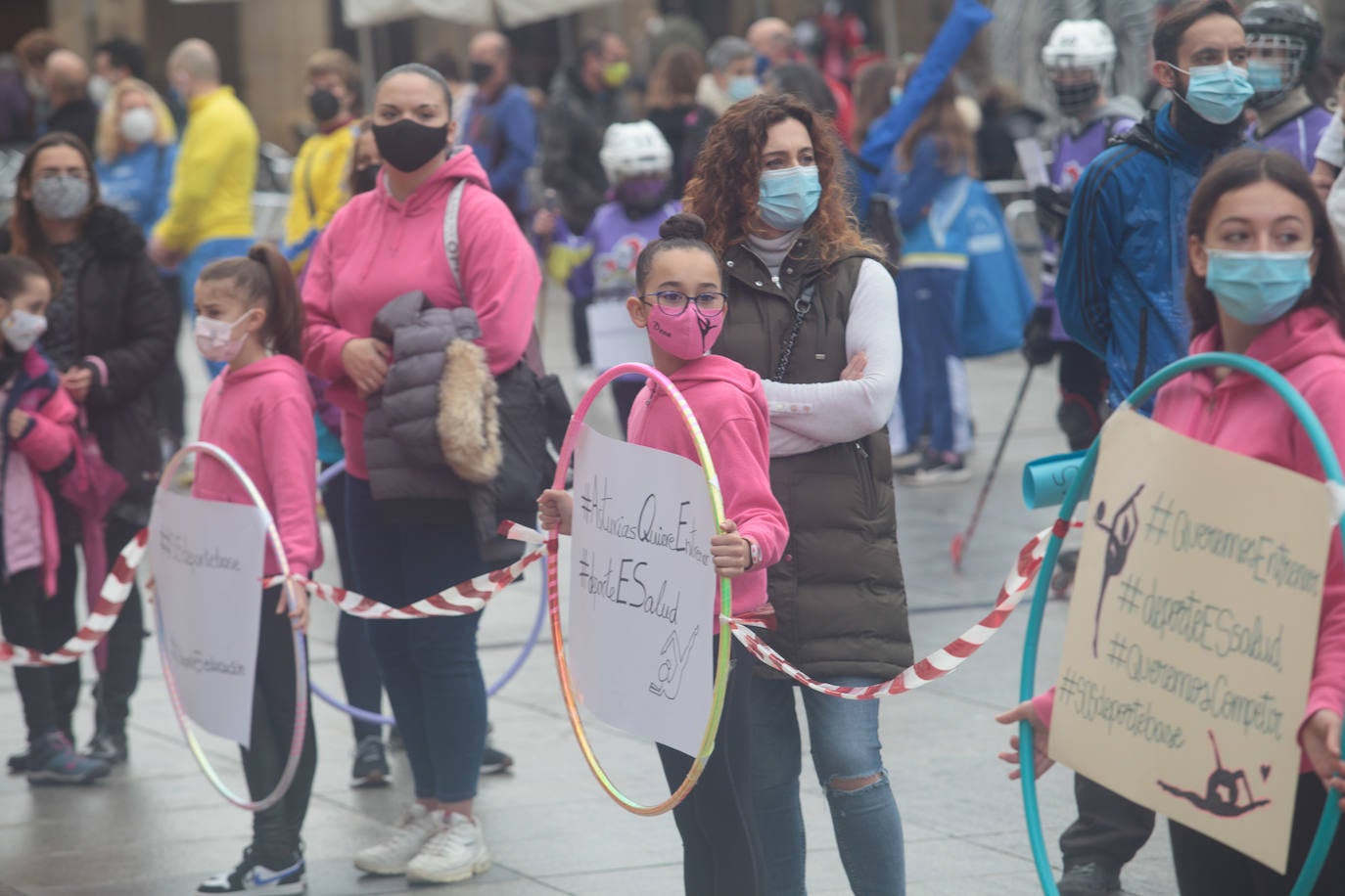 Deportistas y técnicos salen a la calle en Gijón, Oviedo, Avilés, Langreo y Llanes y piden que los jóvenes puedan competir.