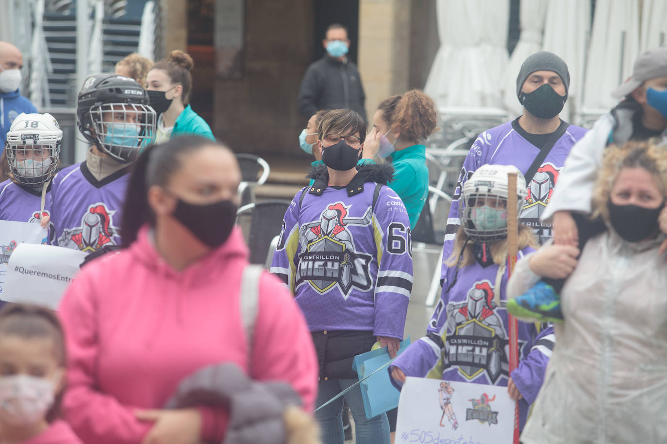 Deportistas y técnicos salen a la calle en Gijón, Oviedo, Avilés, Langreo y Llanes y piden que los jóvenes puedan competir.