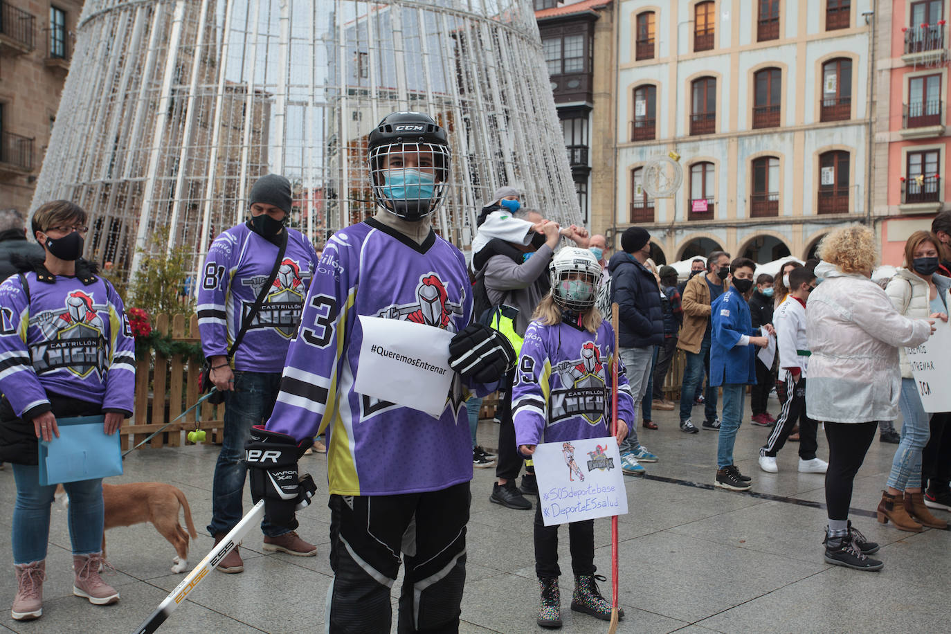 Deportistas y técnicos salen a la calle en Gijón, Oviedo, Avilés, Langreo y Llanes y piden que los jóvenes puedan competir.