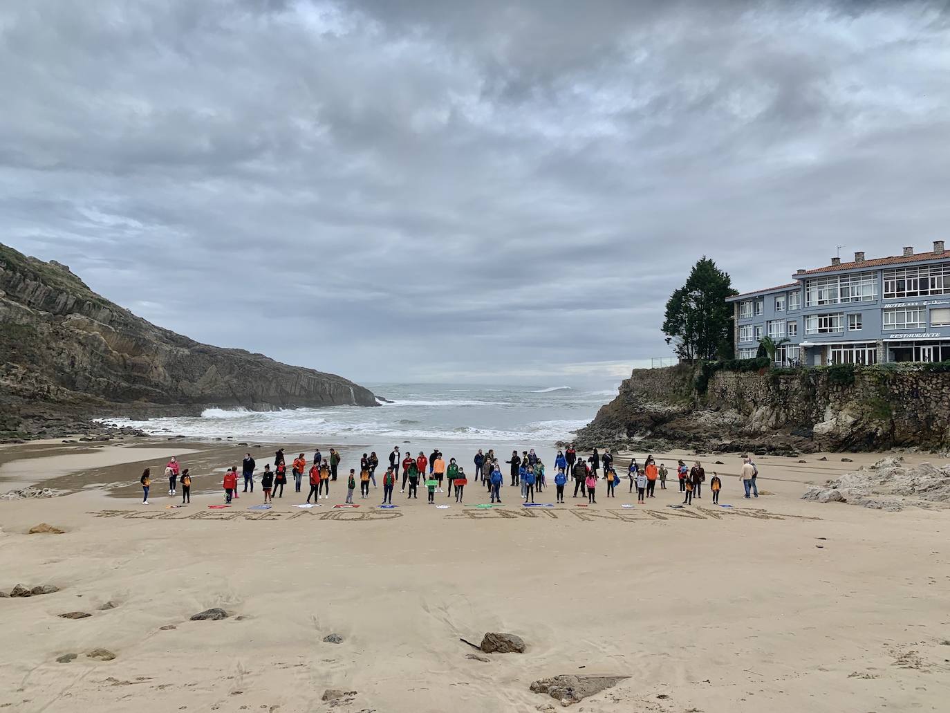 Deportistas y técnicos salen a la calle en Gijón, Oviedo, Avilés, Langreo y Llanes y piden que los jóvenes puedan competir.