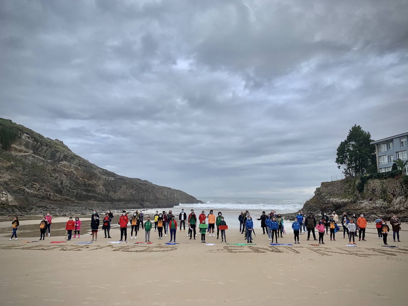 Deportistas y técnicos salen a la calle en Gijón, Oviedo, Avilés, Langreo y Llanes y piden que los jóvenes puedan competir.