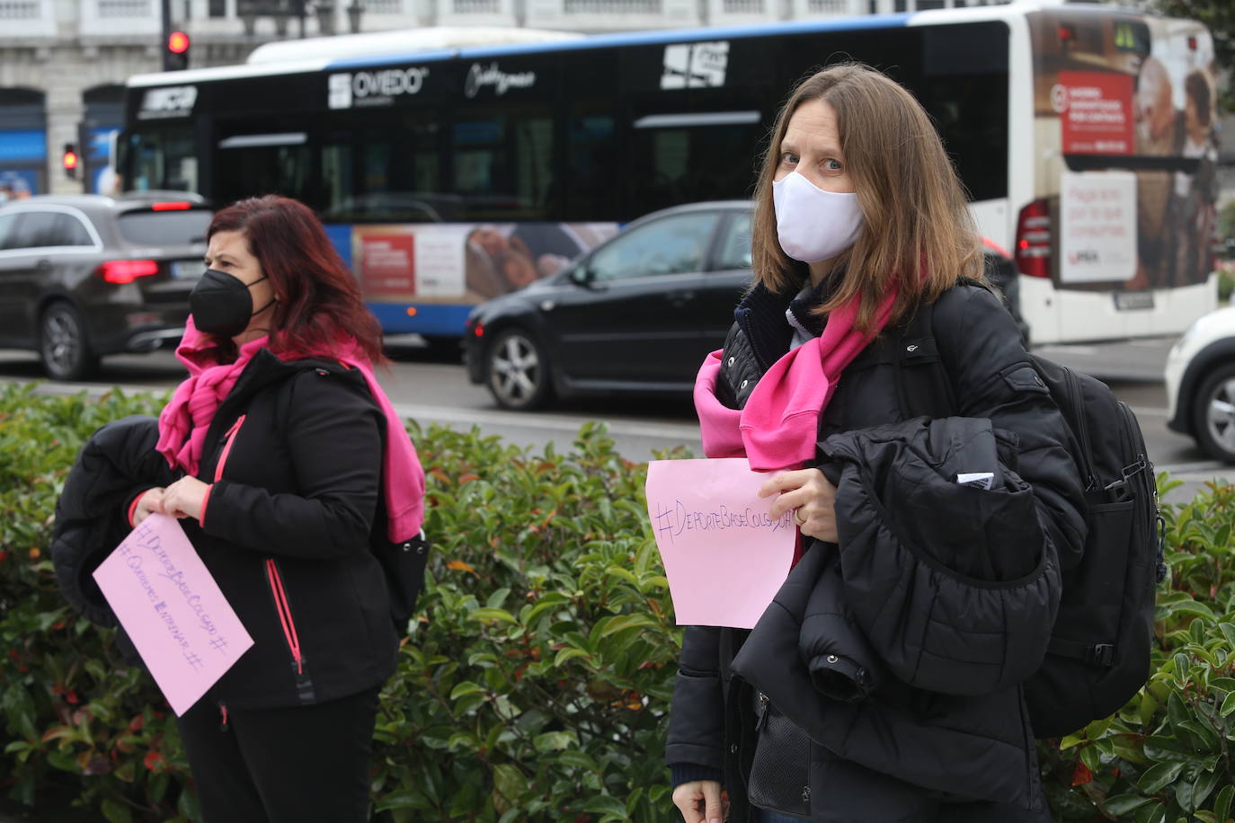 Deportistas y técnicos salen a la calle en Gijón, Oviedo, Avilés, Langreo y Llanes y piden que los jóvenes puedan competir.