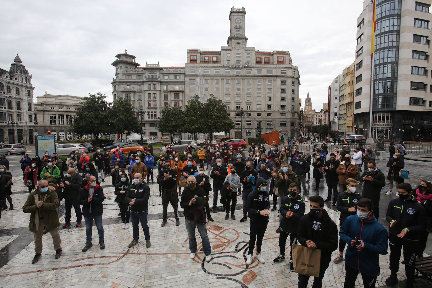 Deportistas y técnicos salen a la calle en Gijón, Oviedo, Avilés, Langreo y Llanes y piden que los jóvenes puedan competir.