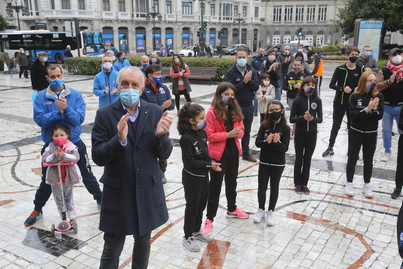 Deportistas y técnicos salen a la calle en Gijón, Oviedo, Avilés, Langreo y Llanes y piden que los jóvenes puedan competir.