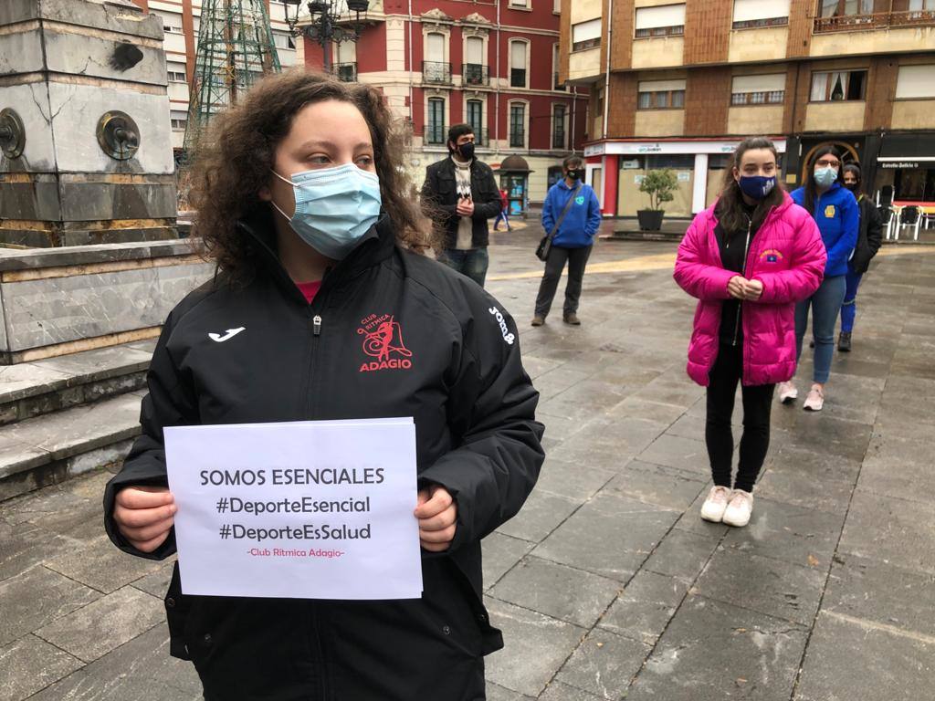 Deportistas y técnicos salen a la calle en Gijón, Oviedo, Avilés, Langreo y Llanes y piden que los jóvenes puedan competir.