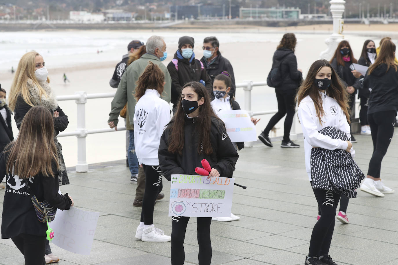 Deportistas y técnicos salen a la calle en Gijón, Oviedo, Avilés, Langreo y Llanes y piden que los jóvenes puedan competir.