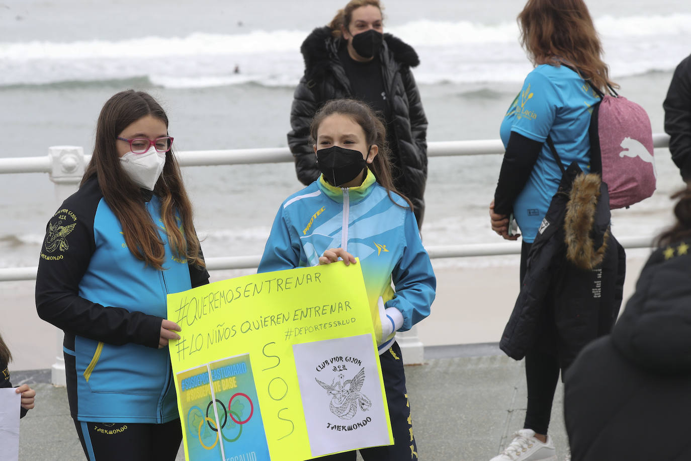 Deportistas y técnicos salen a la calle en Gijón, Oviedo, Avilés, Langreo y Llanes y piden que los jóvenes puedan competir.