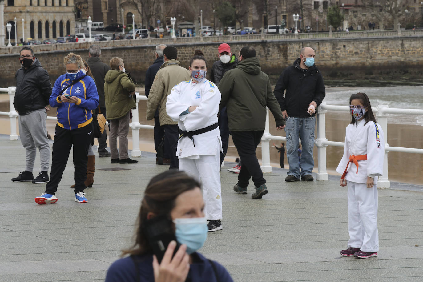 Deportistas y técnicos salen a la calle en Gijón, Oviedo, Avilés, Langreo y Llanes y piden que los jóvenes puedan competir.