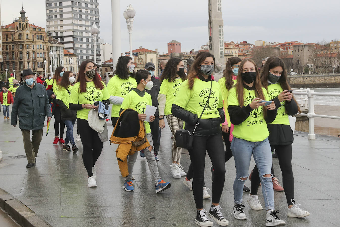 Deportistas y técnicos salen a la calle en Gijón, Oviedo, Avilés, Langreo y Llanes y piden que los jóvenes puedan competir.