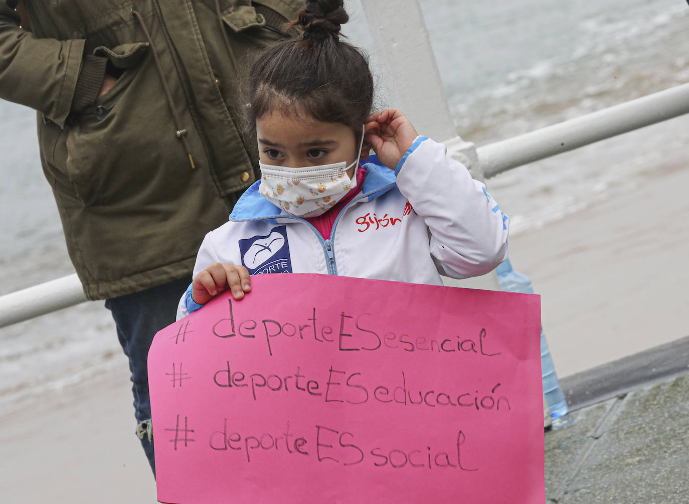 Deportistas y técnicos salen a la calle en Gijón, Oviedo, Avilés, Langreo y Llanes y piden que los jóvenes puedan competir.