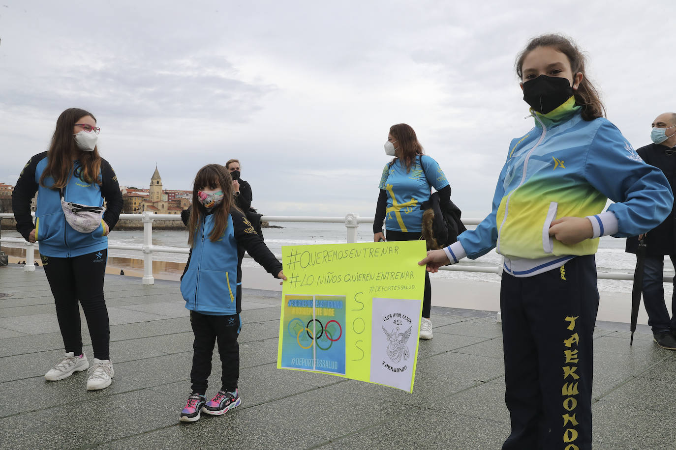 Deportistas y técnicos salen a la calle en Gijón, Oviedo, Avilés, Langreo y Llanes y piden que los jóvenes puedan competir.