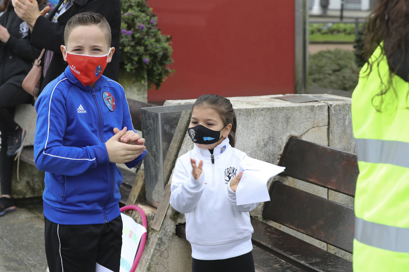 Deportistas y técnicos salen a la calle en Gijón, Oviedo, Avilés, Langreo y Llanes y piden que los jóvenes puedan competir.