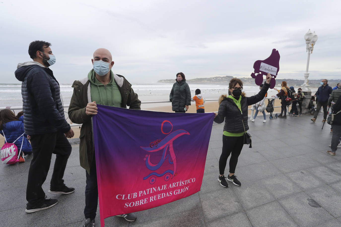 Deportistas y técnicos salen a la calle en Gijón, Oviedo, Avilés, Langreo y Llanes y piden que los jóvenes puedan competir.