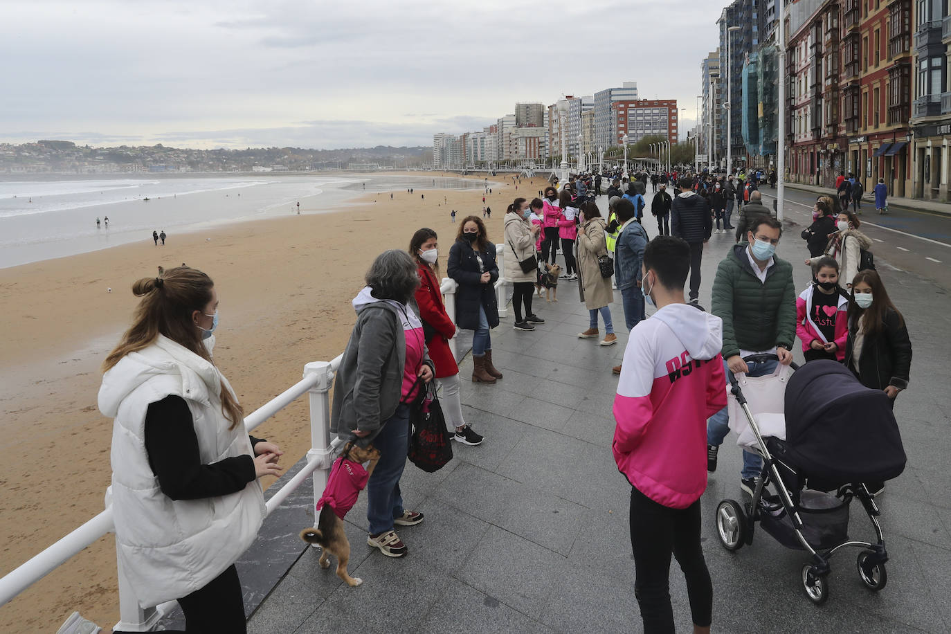 Deportistas y técnicos salen a la calle en Gijón, Oviedo, Avilés, Langreo y Llanes y piden que los jóvenes puedan competir.