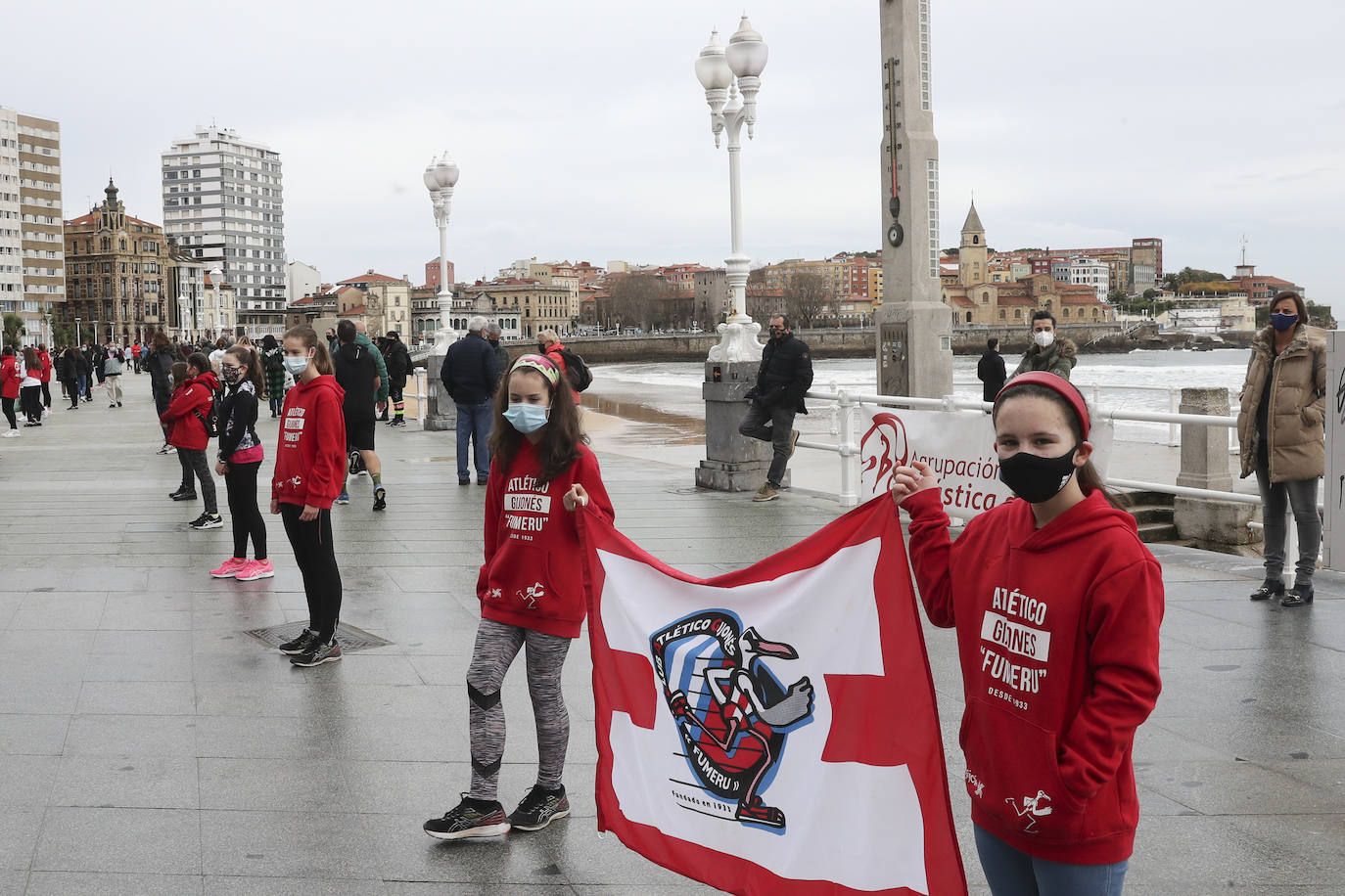 Deportistas y técnicos salen a la calle en Gijón, Oviedo, Avilés, Langreo y Llanes y piden que los jóvenes puedan competir.