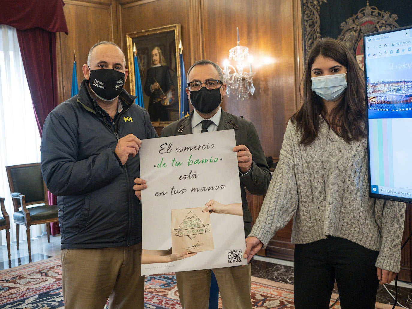 Andrés González, Arsenio Balbuena y Raquel Ruiz con el cartel promocional. 