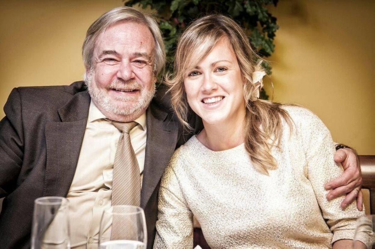 Fernando Cuesta, con una amplia sonrisa, junto a su hija Belén. 