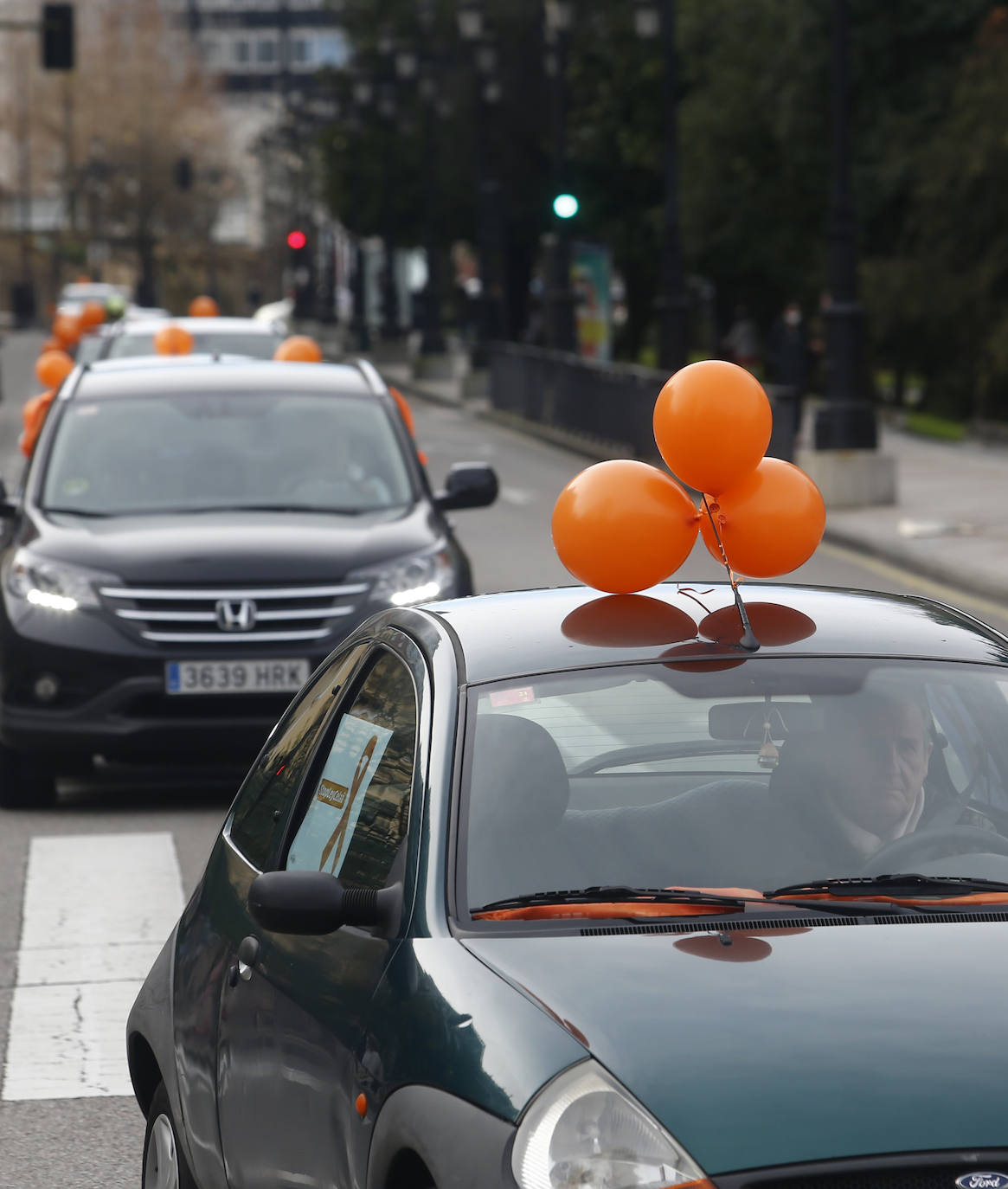 Las manifestaciones de coches recorrieron las calles de Oviedo y Gijón.