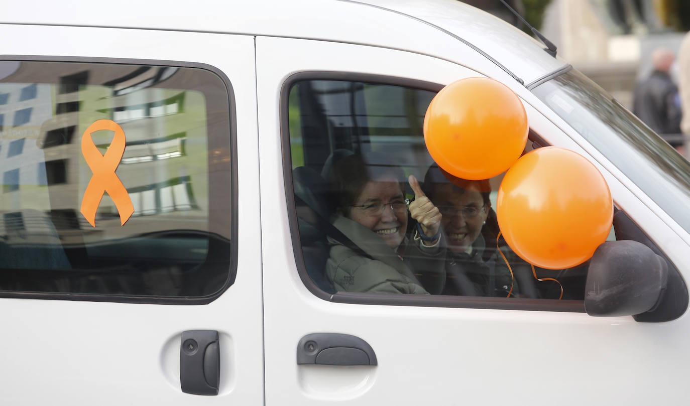 Las manifestaciones de coches recorrieron las calles de Oviedo y Gijón.